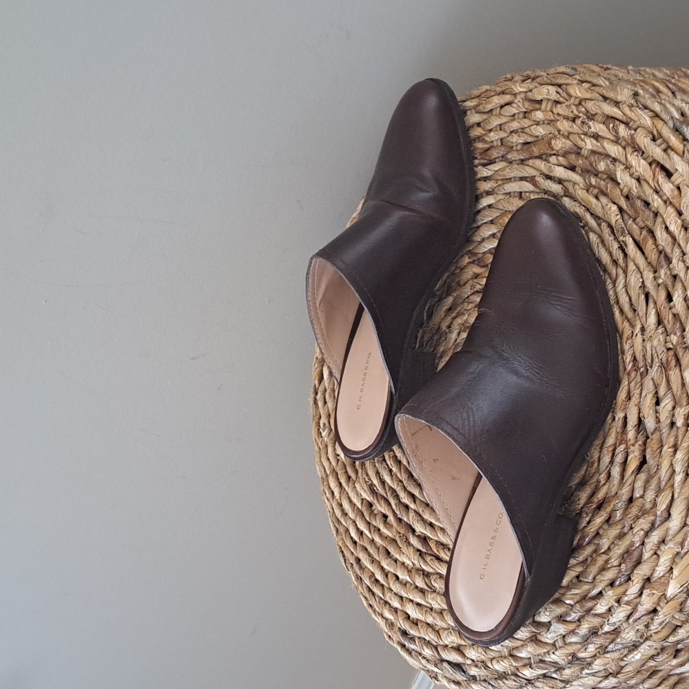 G.H. BASS‎ & CO. Womens Chocolate Brown Leather Mules 2" Heels Sz. 8